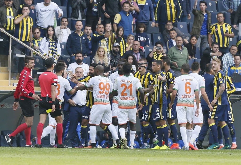 Fenerbahçe’de 3 oyuncu kadro dışı  .