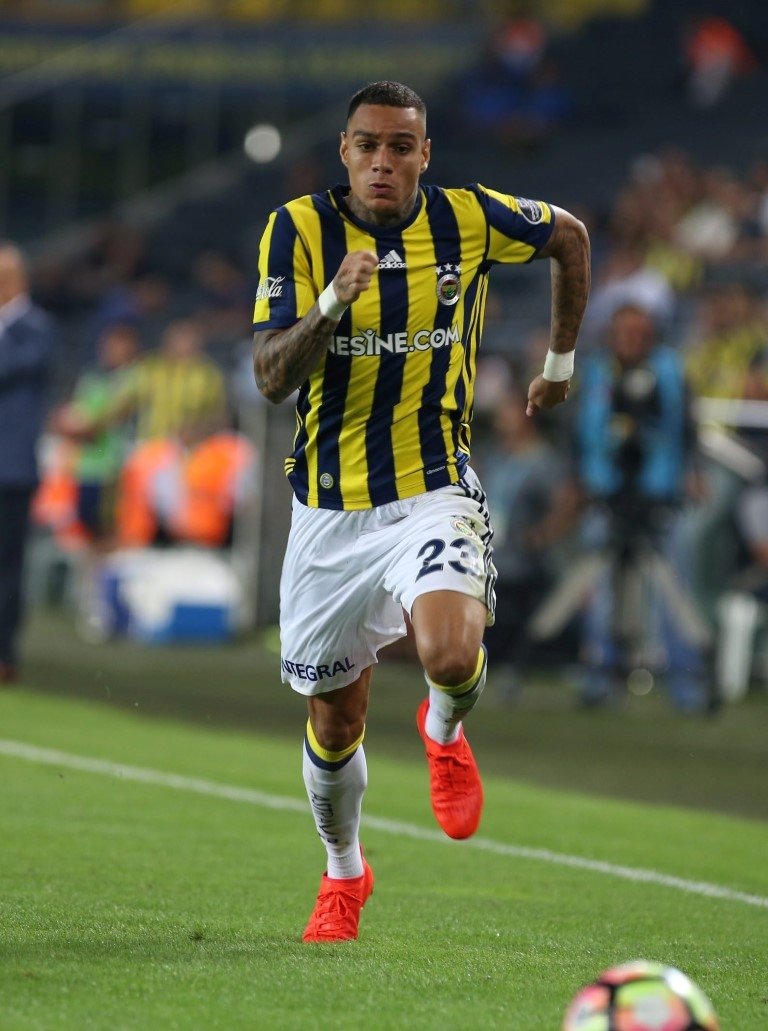 Van der Wiel küfür etti, yumruğu yedi!