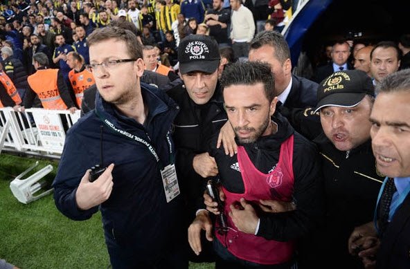 İşte derbide ekranlara yansımayan olay kareler...