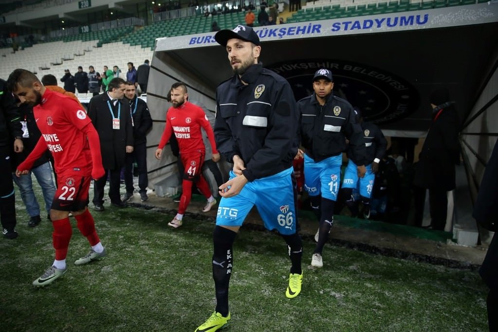 Bursaspor sahaya çevik kuvvet montlarıyla çıktı
