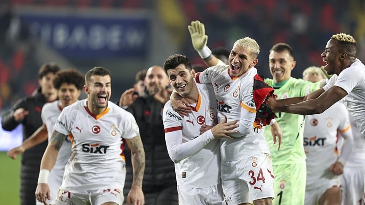 Galatasaray'ın Geosis Boluspor maçı kafilesi açıklandı! 7 isim kadroda yok Galatasaray'ın Geosis Boluspor maçı kafilesi açıklandı! 7 isim kadroda yok