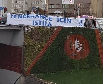 Fenerbahçe taraftarından ’istifa’ pankartları