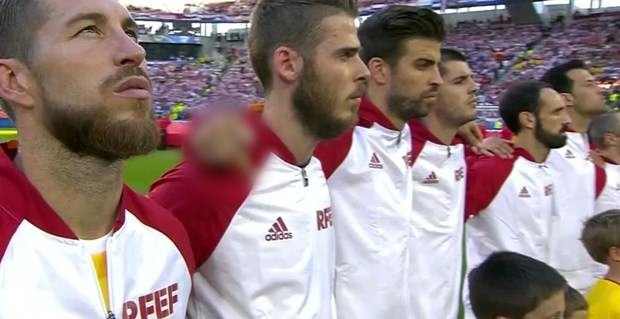 İspanya Pique’nin el hareketini konuşuyor