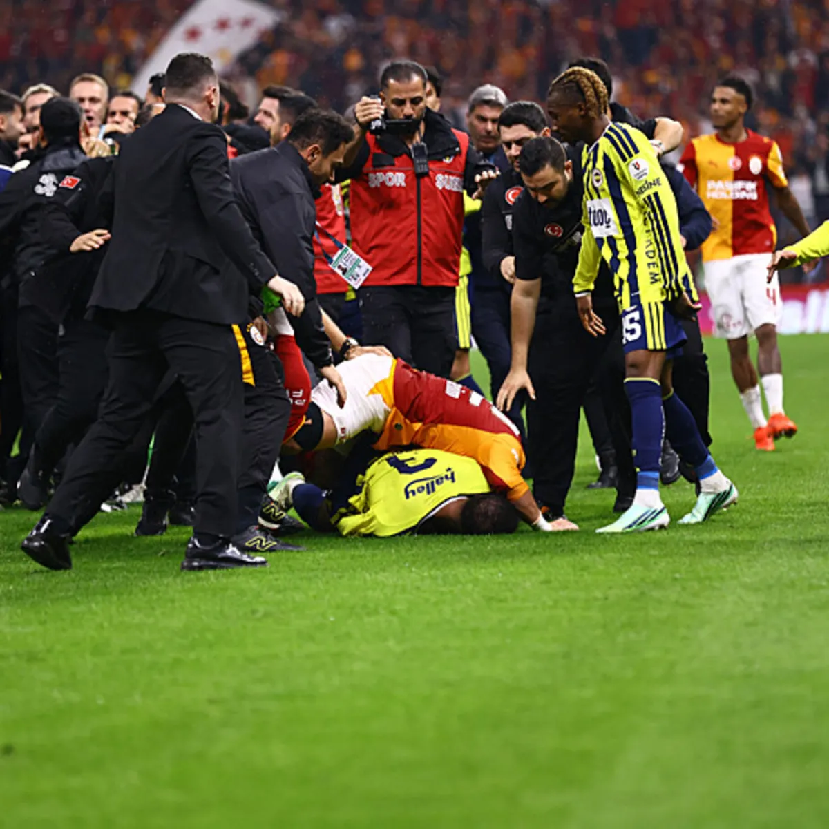 Galatasaraylı Brown ve Bardakcı'ya Antrenörler Federasyonu'ndan Ağır Ceza Yolda