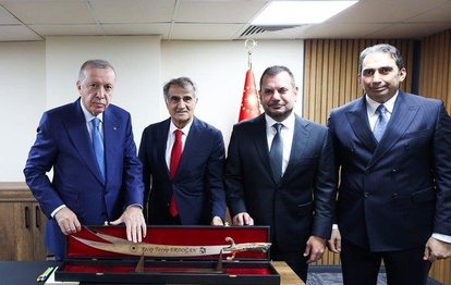 Trabzonspor, Başkan Recep Tayyip Erdoğan’a Sürmene kılıcı takdim etti
