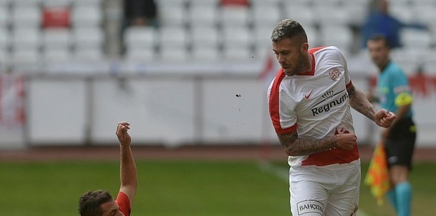 Türkiye’de oynamış en kariyerli futbolcular