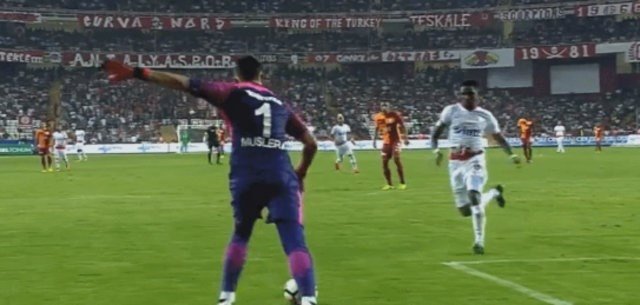 Muslera, Eto’o’yu yine çalımladı