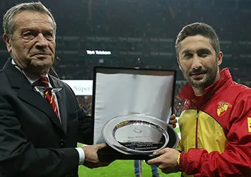 Sabri Sarıoğlu'na plaket