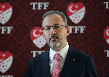 Bakan Kasapoğlu, milli kürekçi Elis Özbay'ı tebrik etti