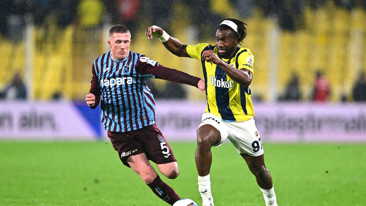 Fenerbahçe ve Trabzonspor direklere takıldı! İşte o anlar... Fenerbahçe ve Trabzonspor direklere takıldı! İşte o anlar...