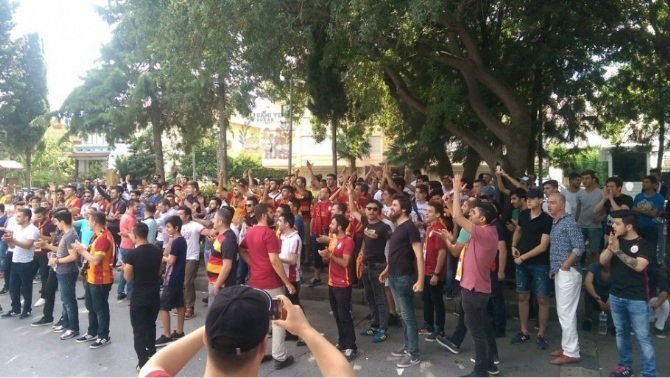 Florya’da Dursun Özbek istifa sesleri!
