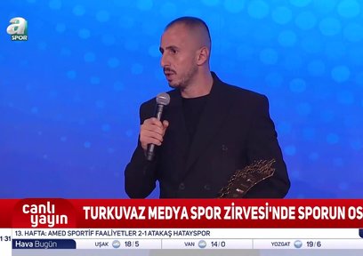 Turkuvaz Medya Spor Zirvesi'nde Zeki Yavru yılın sağ beki seçildi
