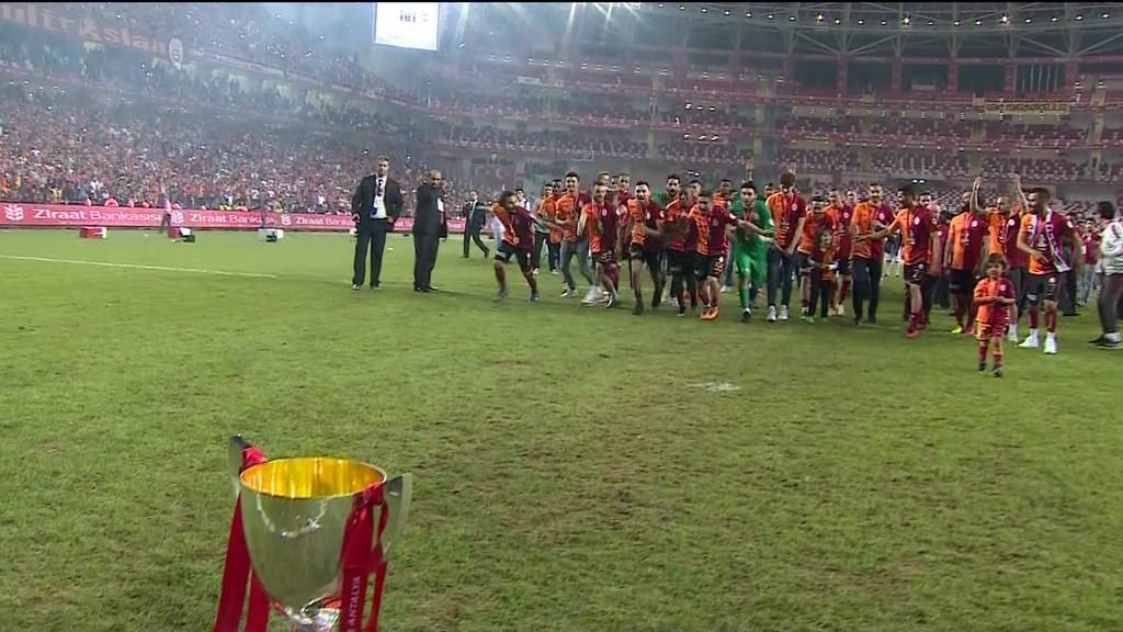 Aslan kupasını kaldırdı!