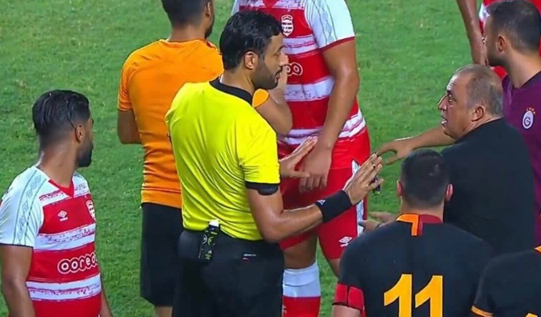 Club Africain - Galatasaray maçında olay! Bu adamlar normal değil