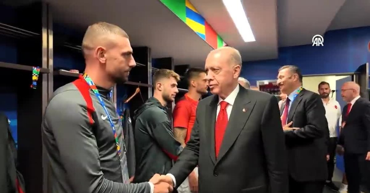 Başkan Erdoğan milli futbolcuları soyunma odasında tebrik etti!
