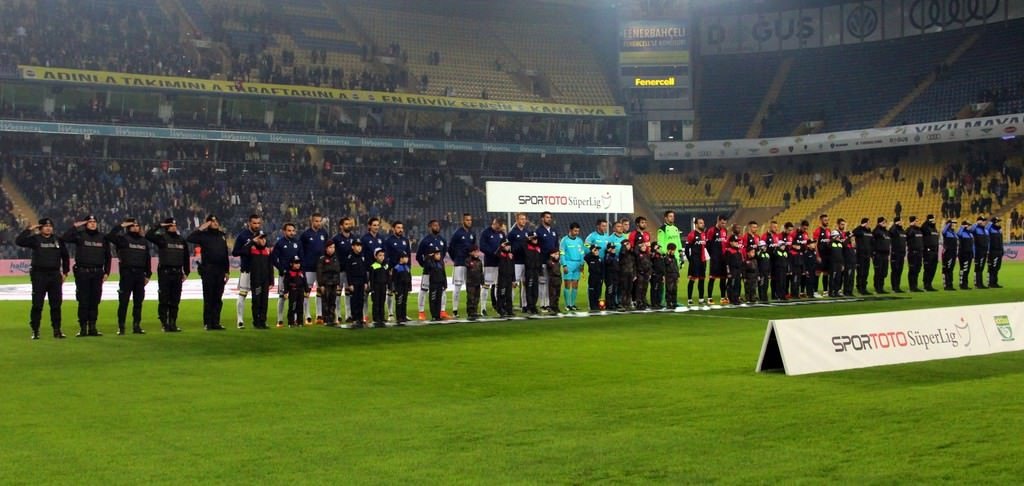 Seremoniye polislerle beraber çıktılar