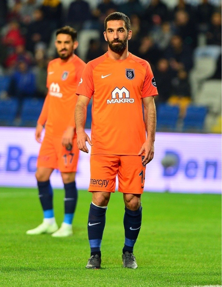 Galatasaray taraftarından Arda Turan’a pankartlı mesaj