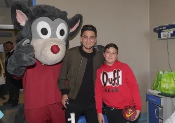 Cengiz Ünder hasta çocukları ziyaret etti