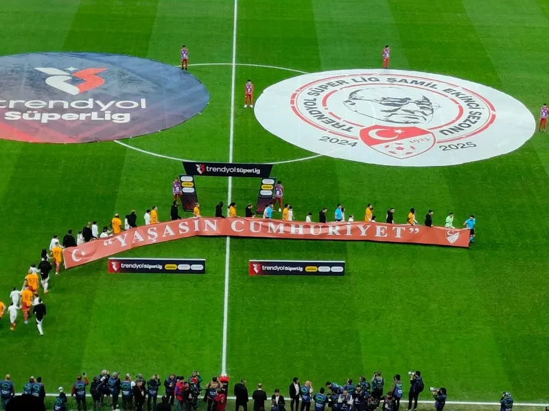 Galatasaray ve Beşiktaşlı futbolcular birlikte "Yaşasın Cumhuriyet" pankartı ile sahaya çıktılar. - 1