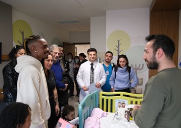 Lincoln depremzedelerle buluştu