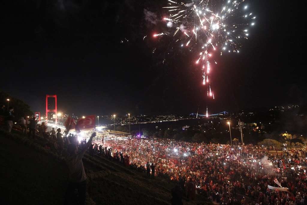 Milyonlar demokrasi nöbetinde