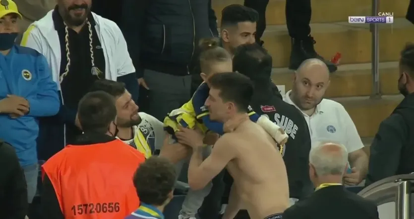 Fenerbahçe Galatasaray maçında Mert Hakan Yandaş'tan minik taraftara forma hediyesi! - 3