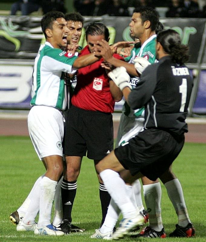 Düdük astıran hakem hataları