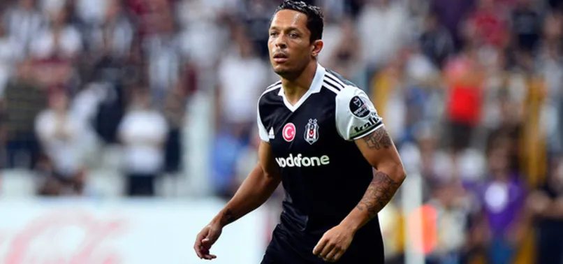 Adriano ilk maçında sakatlık yaşadı!