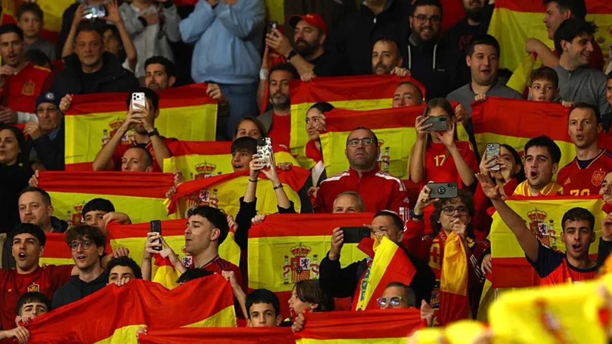 İspanyol taraftarlardan skandal hareket! İşte utanç görüntüleri
