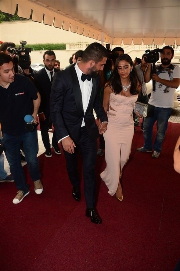 Aslıhan Doğan’dan Arda Turan’a barış mesajı