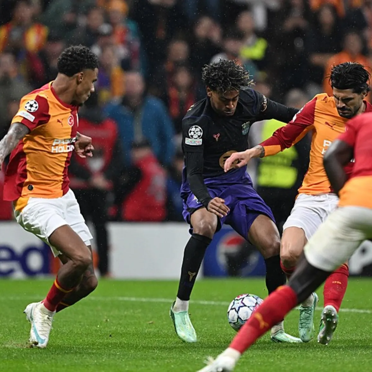 Galatasaray yazarları Barcelona yenilgisinde Jakobs'un stoper oynamasını eleştirdi