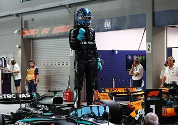 Russell Singapur'da pole pozisyonunda!