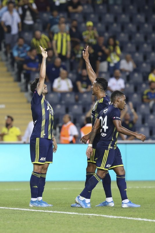 Emre Belözoğlu’ndan Ozan’a fırça!