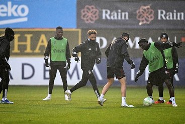 Transfermarkt.com.tr on X: Sevilla, Beşiktaş'ın 1 yıllık kiralama  teklifine 'evet' dedi ancak satın alma opsiyonu olmasını istemedi.  Prensipte yapılan anlaşmanın ardından siyah-beyazlılar Hollandalı golcüyü  ikna turlarına başladı. #Besiktas #Sevilla