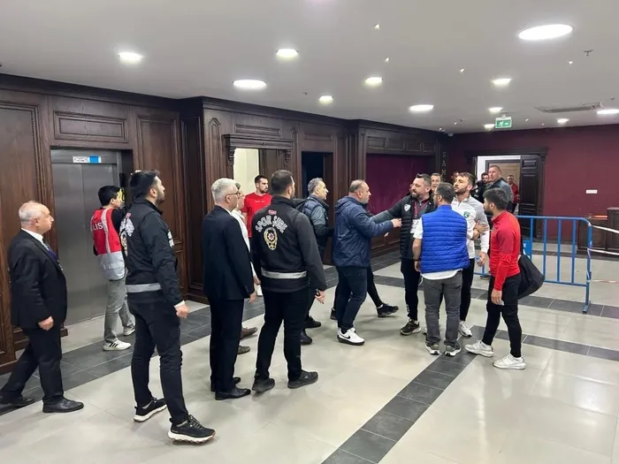 Kocaelispor Teknik Direktörü Mustafa Gürsel’in basın toplantısı müzik yüzünden yarım kaldı! - 1