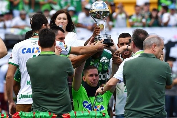 Chapecoense gözyaşlarıyla sahada