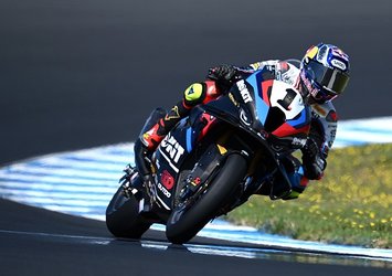 Milli motosikletçimiz Toprak Razgatlıoğlu İngiltere'de superpole yarışını da kazandı