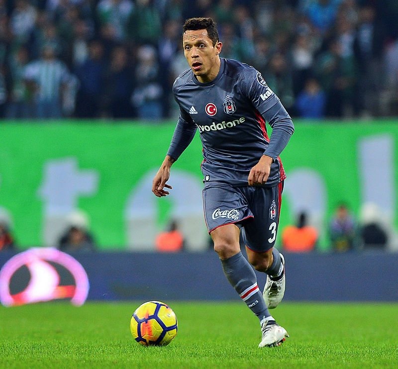 Beşiktaş için sağa iki isim: Stephan Lichtsteiner ve Zeki Çelik