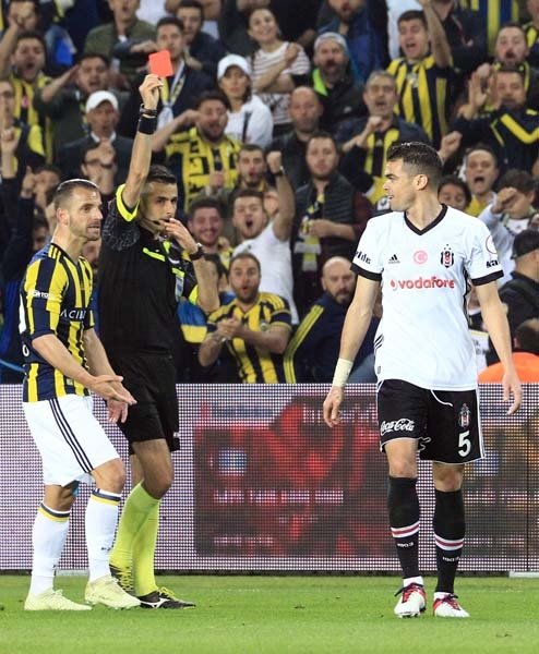 İşte derbide ekranlara yansımayan olay kareler...