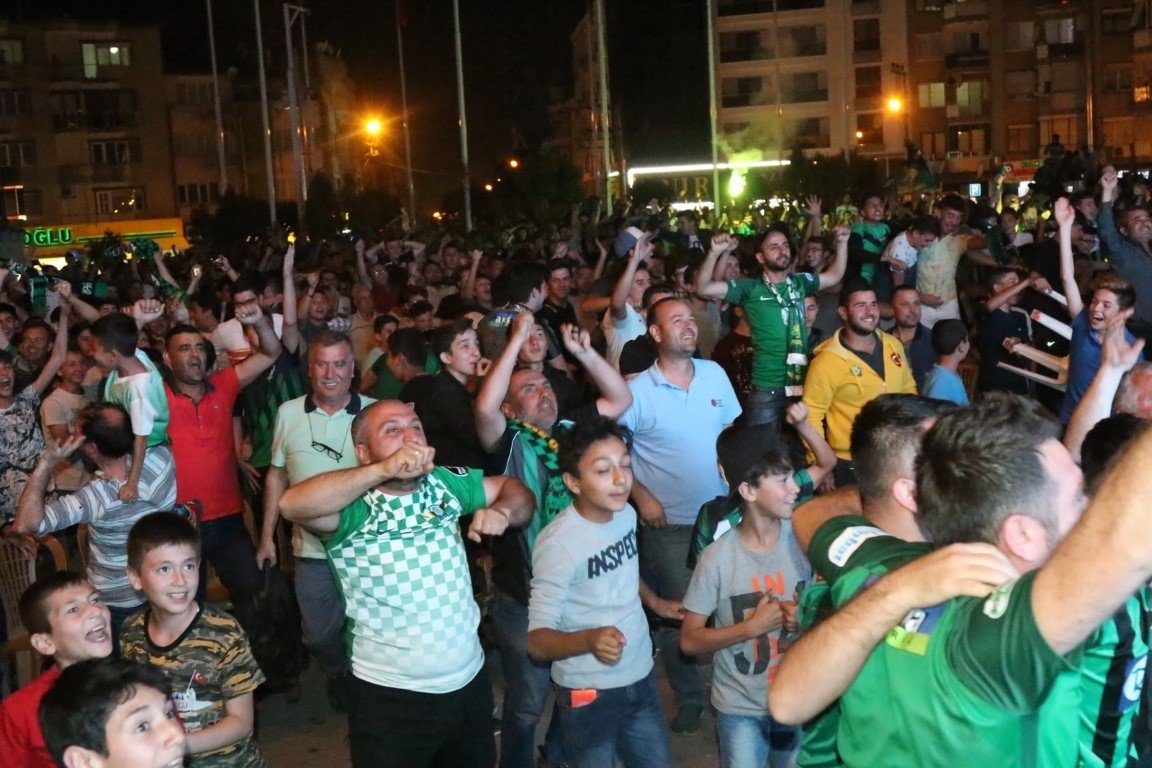 Akhisar sokağa döküldü!