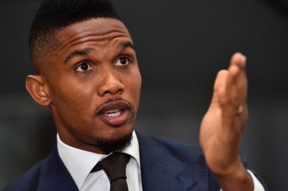 Samuel Eto’o Ronaldinho’yu getiriyor
