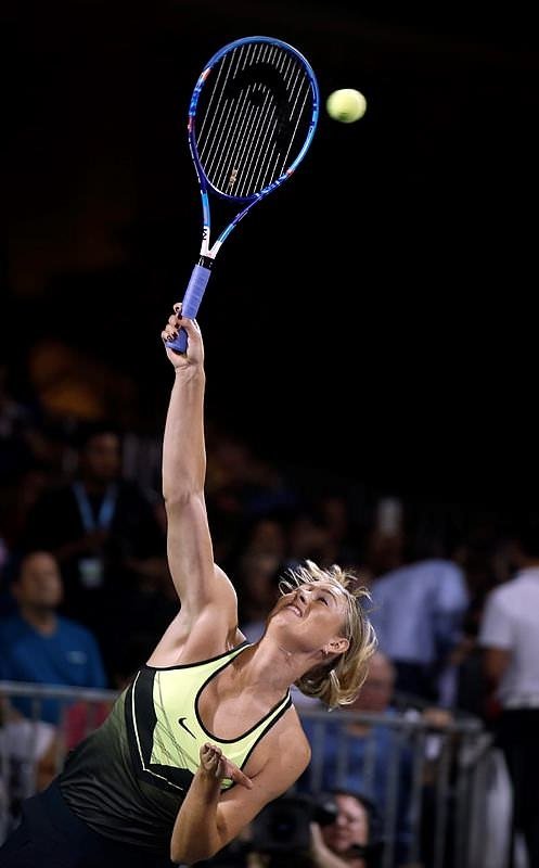 Ve Sharapova korta çıktı