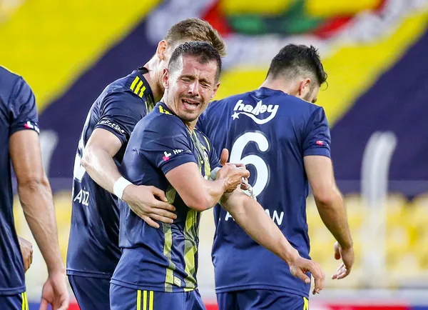 Maçın önüne geçti! Fenerbahçe'de galibiyet sonrası Emre Belözoğlu'nun gözyaşları... - 2