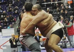 Başpehlivan sumo güreşçisini yere serdi!