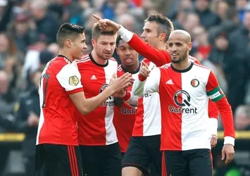 Van Persie gollerine devam ediyor