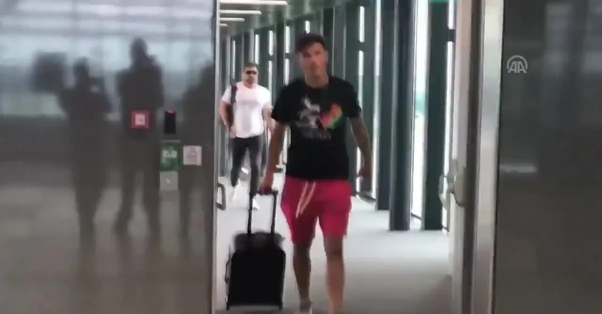 Eljif Elmas İstanbul'a geldi