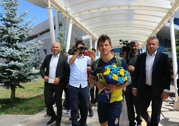 Fenerbahçe Sivas'ta çiçeklerle karşılandı