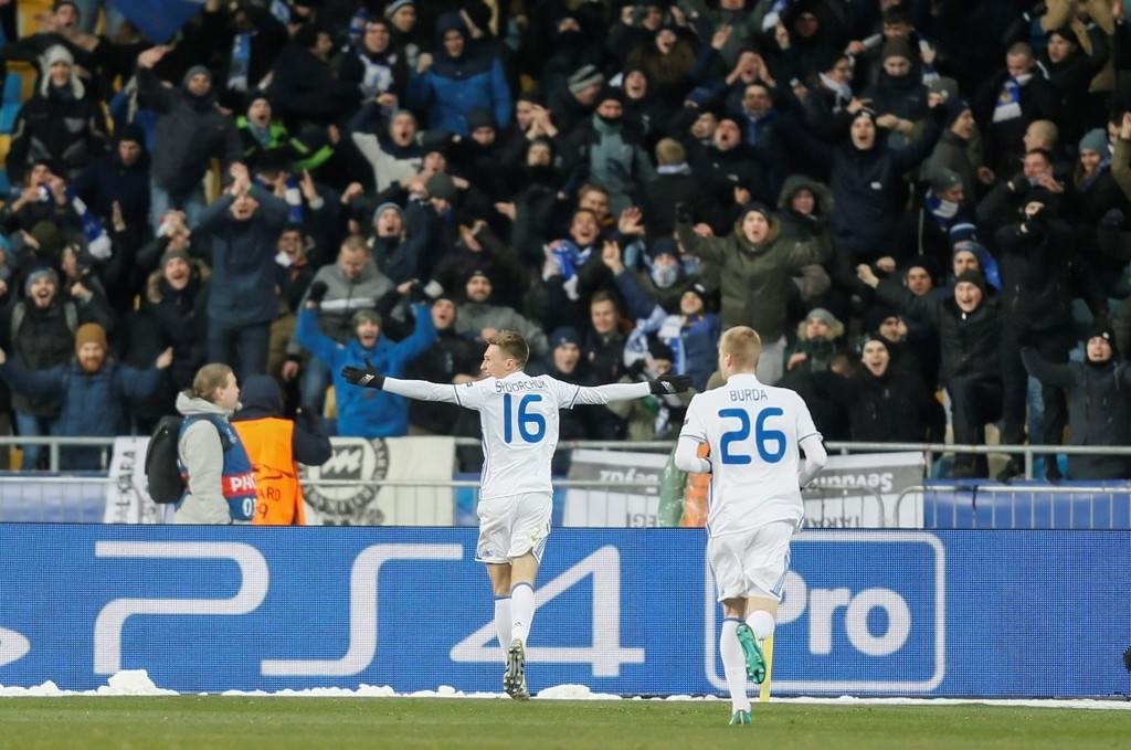 Dinamo Kiev taraftarı Beşiktaş bayrağı yaktı