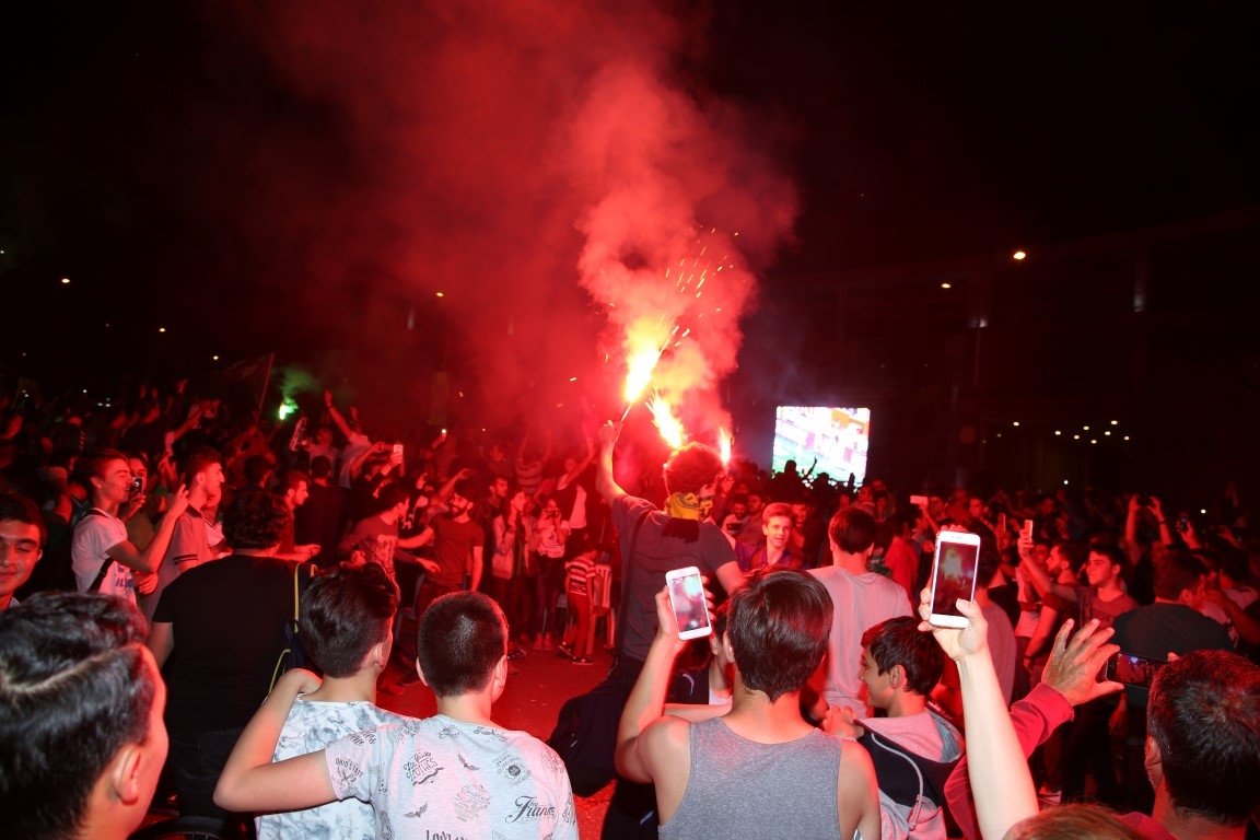 Akhisar sokağa döküldü!