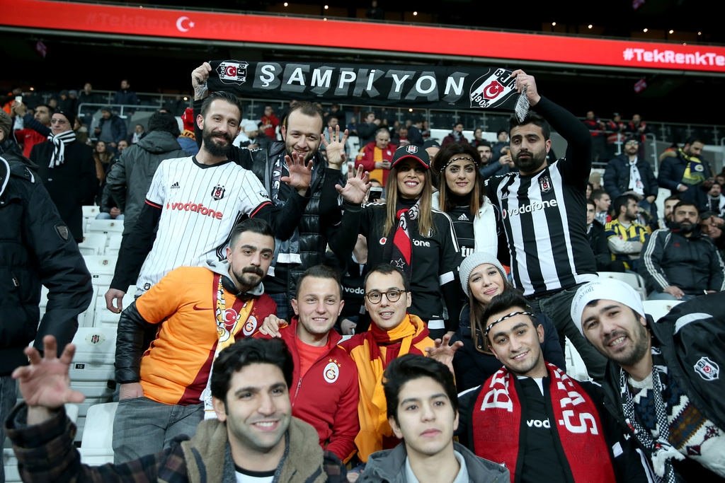 Vodafone Arena’da herkes kol kola